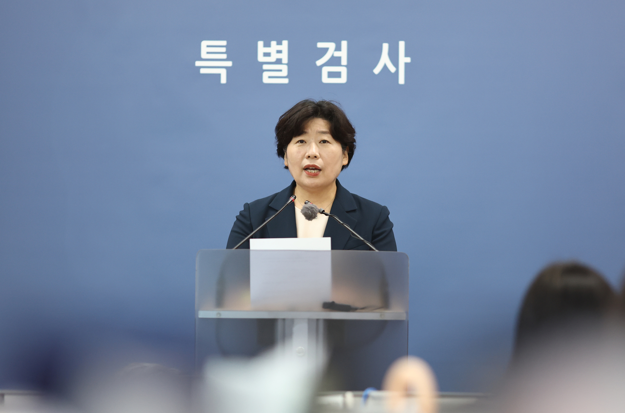 Assistant special counsel Park Ji-young speaks at a press briefing on Tuesday. (Yonhap)
