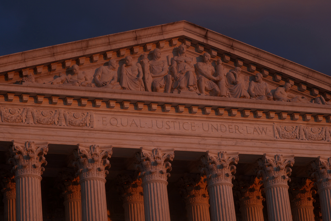 The sun sets at the US Supreme Court building in Washington on Nov. 29, 2021.  Reuters-Yonhap