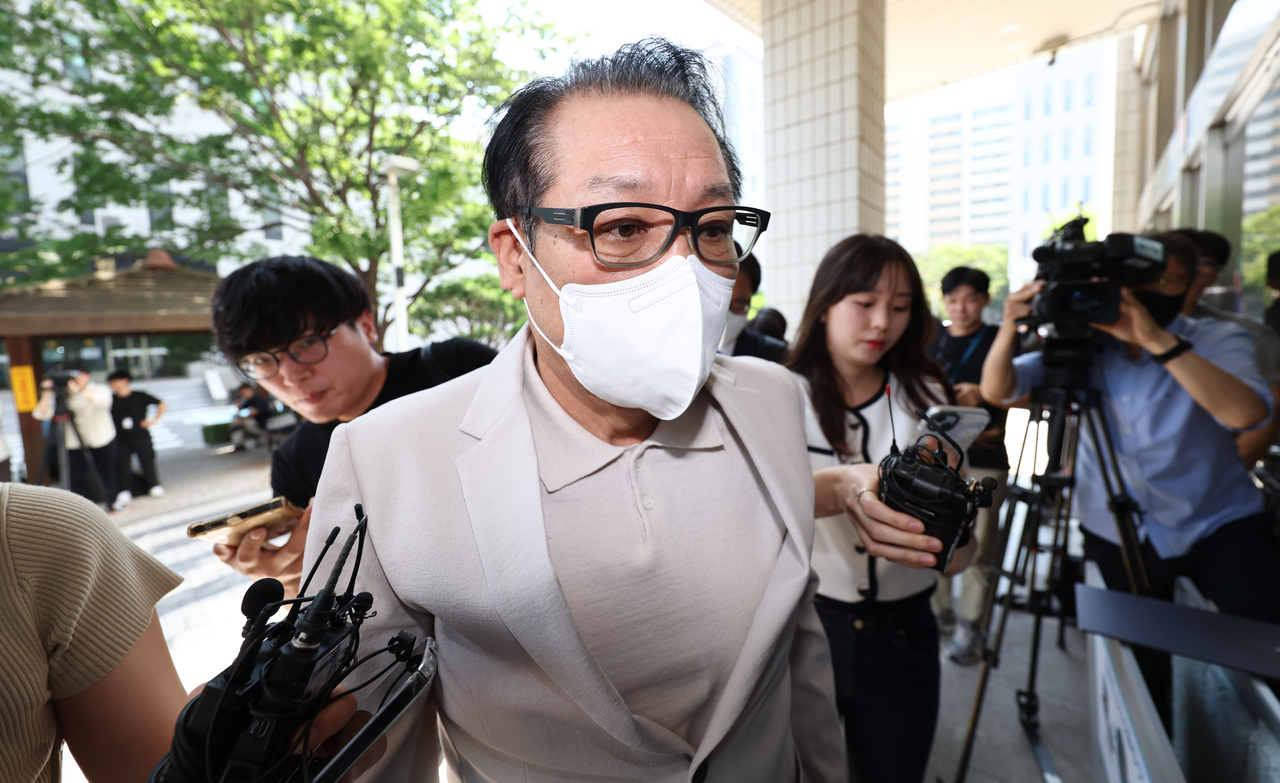 2018년 전국지방선거 공천헌금 의혹 혐의를 받는 ‘건진법사’ 전성배 씨가 23일 서울 양천구 서울남부지방법원에서 열린 정치자금법 위반 혐의 사건 1심 속행 재판에 출석하기 위해 법정으로 향하고 있다. [연합]