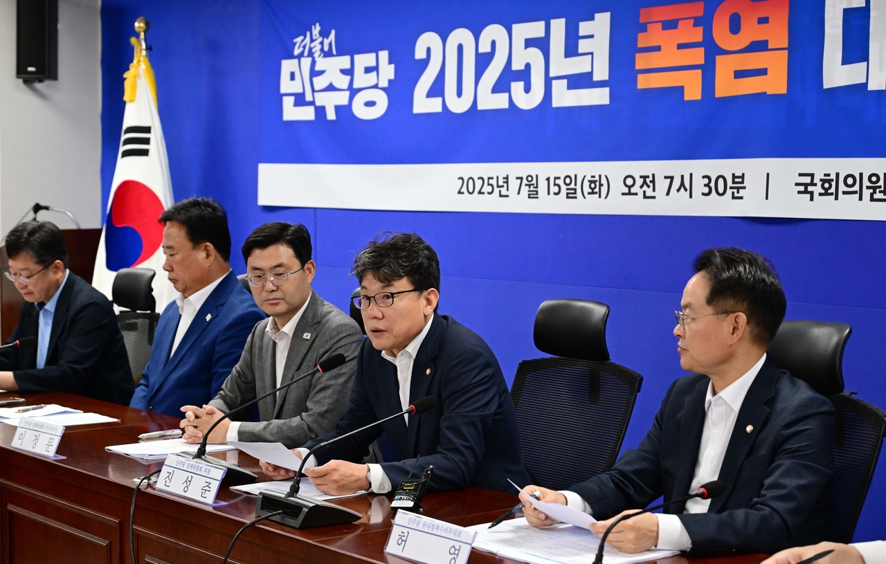 진성준(왼쪽 네번째) 더불어민주당 정책위의장이 15일 오전 서울 여의도 국회의원회관에서 열린 폭염 대책 토토사이트 토토나라 간담회에 참석해 모두발언하고 있다. 이상섭 기자