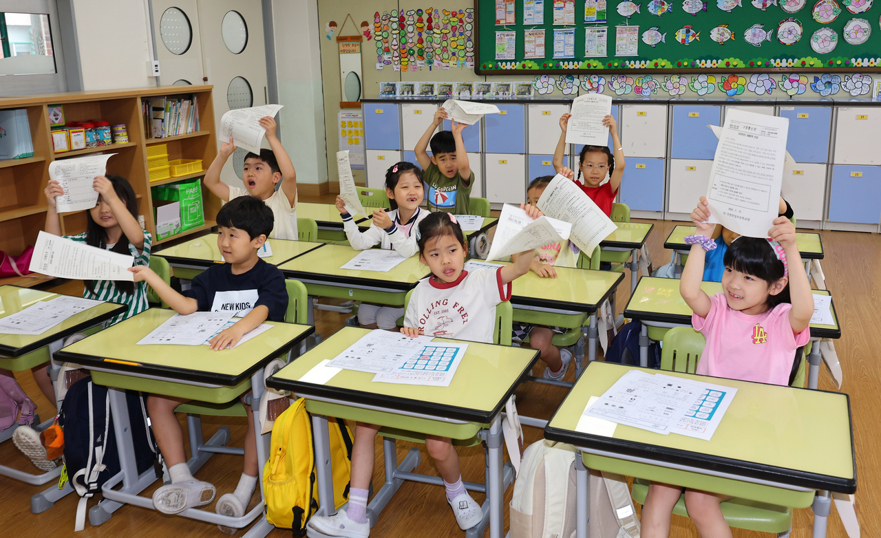 Students celebrate the start of summer break in their classroom on Tuesday. (Yonhap)