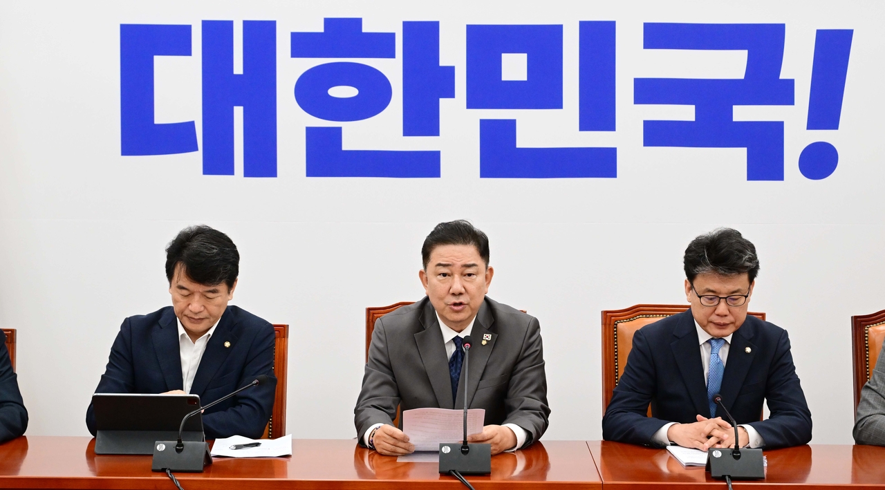 김병기 더불어민주당대표 직무대행 겸 원내대표가 15일 오전 서울 여의도 국회에서 열린 원내대책회의에 참석해 모두발언하고 있다. 이상섭 기자