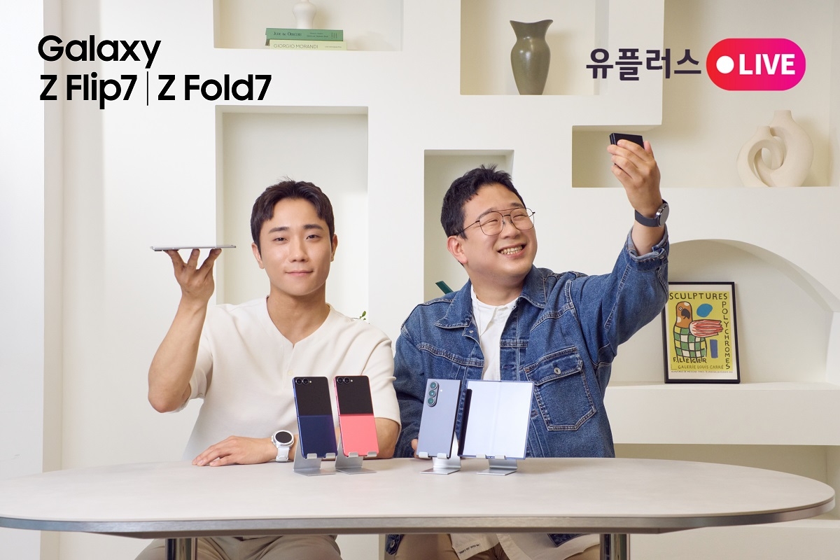 LG유플러스 직원들이 갤럭시 Z 토토사이트 라운더스의 다양한 기능을 소개하고 있다.  [LG유플러스 제공]