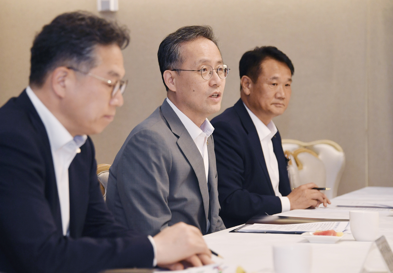 이형일 기획재정부 장관 직무대행 1차관이 15일 오후 서울 종로구 정부서울청사에서 열린 ‘페가수스 토토 선진국 지수 편입추진 전담반 회의’를 주재, 모두발언을 하고 있다. [기획재정부 제공]