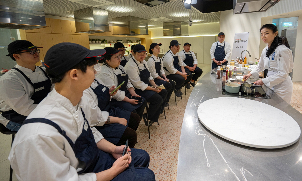 ‘CJ도너스캠프 아카데미’ 토토사이트 운영 썰들이 지난해 4월 CJ제일제당센터 1층 더키친에서 진행된 류경화 캐나다대사관 의전관 특강을 듣고 있다. [CJ도너스캠프 제공]