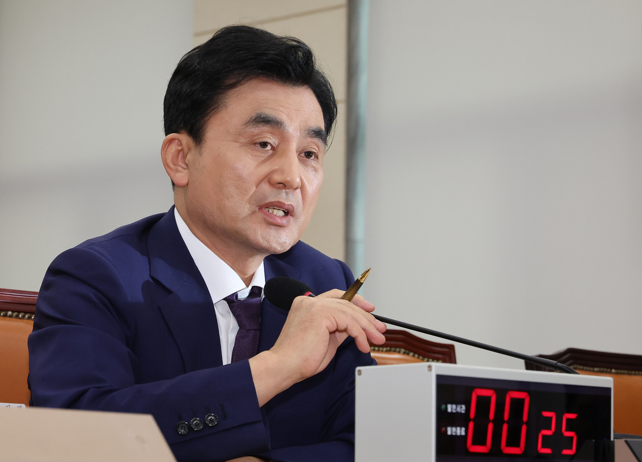 안규백 국방부 장관 후보자가 15일 서울 여의도 국회 국방위원회에서 열린 인사청문회에서 의원 질의에 답변하고 있다. [연합]