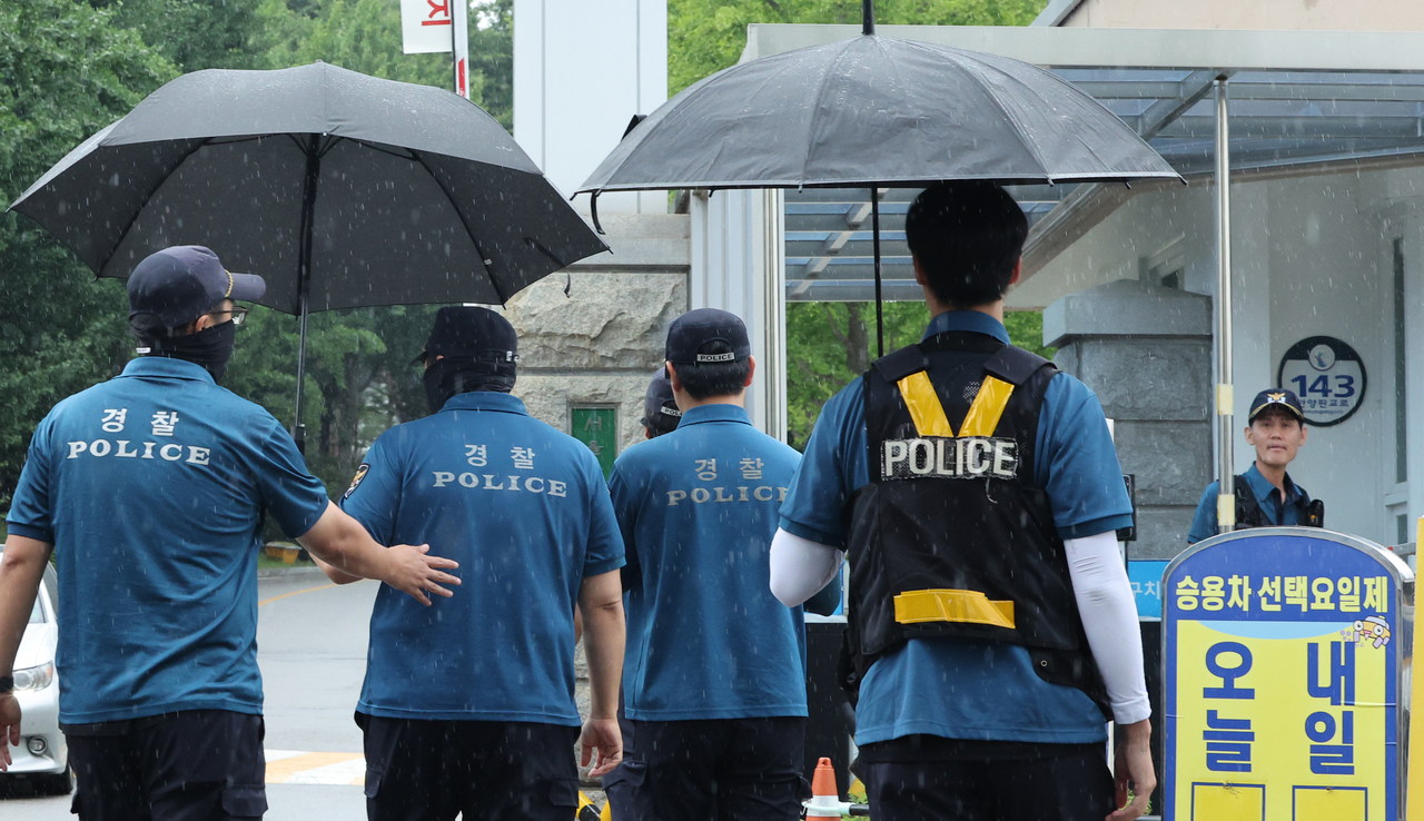 Police officers are deployed in front of the Seoul Detention Center in Uiwang, south of Seoul, on Monday,as a special counsel team implements a measure to bring in arrested former President Yoon Suk Yeol over charges related to his failed attempt to impose martial law after he again defied a summons. (Yonhap)