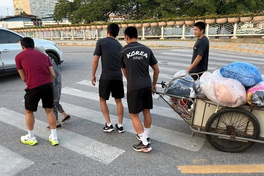 This photo posted on the official Gimcheon Sangmu F.C. Instagram page shows four players on the team helping a woman on June 23 in Mungyeong, North Gyeongsang Province. (Instagram)