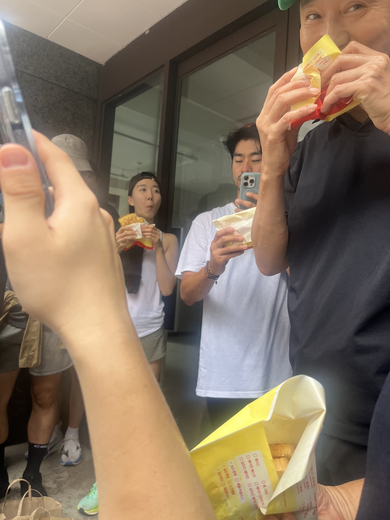 오세훈 마스터 토토사이트이 15일 명동의 한 건물 밑에서 비를 피하며 시민들과 함께 토스트를 먹고 있다. 박병국 기자