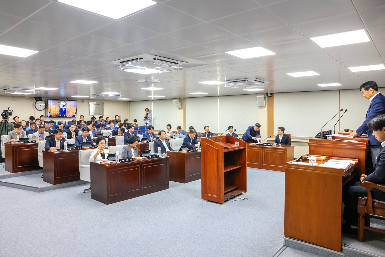 김병기 의장이 제292회 임시회 2차 본회의 폐회를 선언하고 있다.[영주시의회 제공]