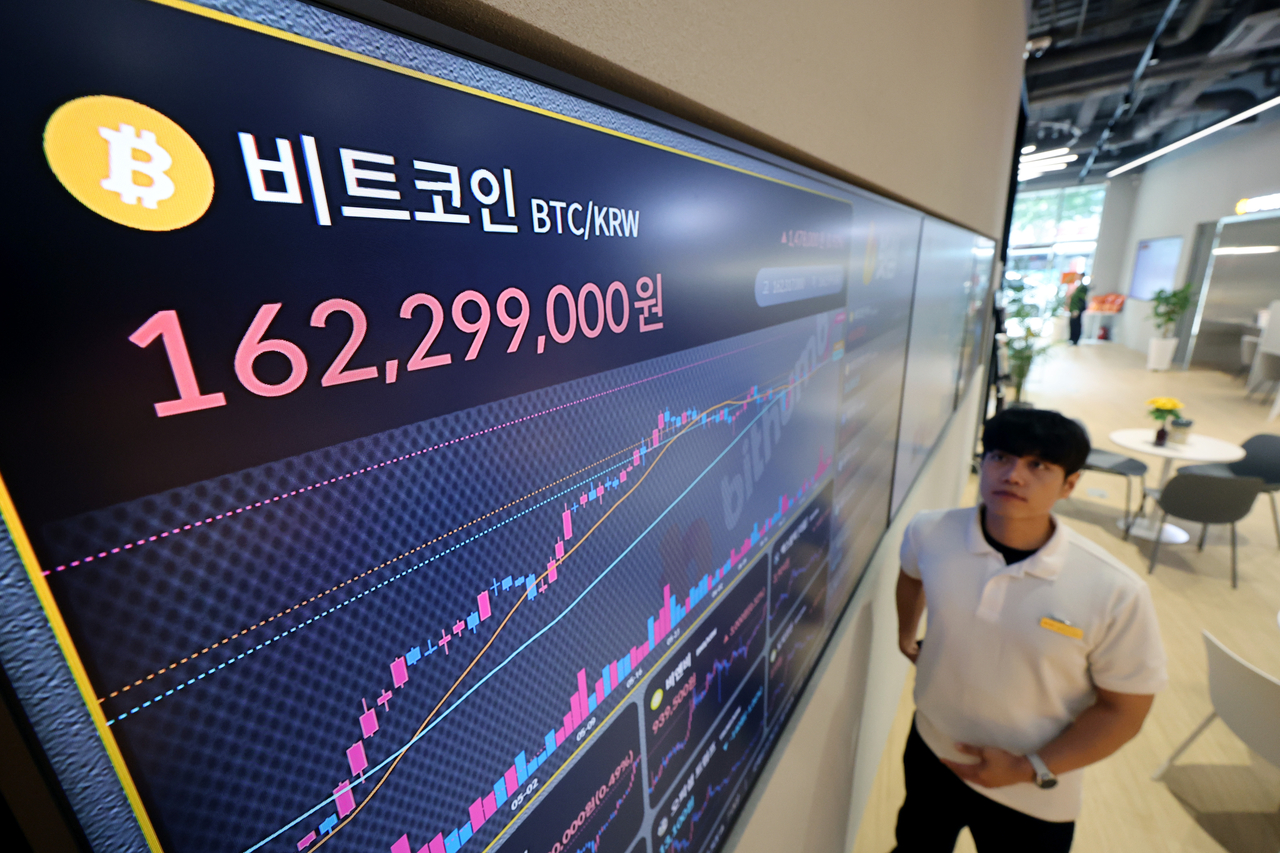 미 의회의 ‘크립토 위크’(crypto week)를 앞두고 거침없는 상승세를 이어간 사설 토토사이트화폐 대장주 비트코인이 12만 달러를 돌파한 후 12만달러 선에서 등락을 거듭하고 있다. 크립토 위크를 앞둔 지난주 후반부터 비트코인은 상승세가 가팔라지면서 연일 사상 최고가를 갈아치웠다. 일주일간 10% 이상 상승했다. 사진은 지난 14일 서울 서초구 빗썸라운지 강남 본점 현황판에 비트코인 시세  [연합]