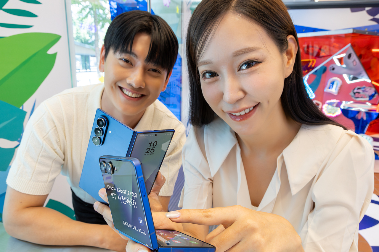 KT 모델들이 갤럭시 Z 토토사이트 라운더스 사전 예약 혜택을 소개하고 있다.  [KT 제공]