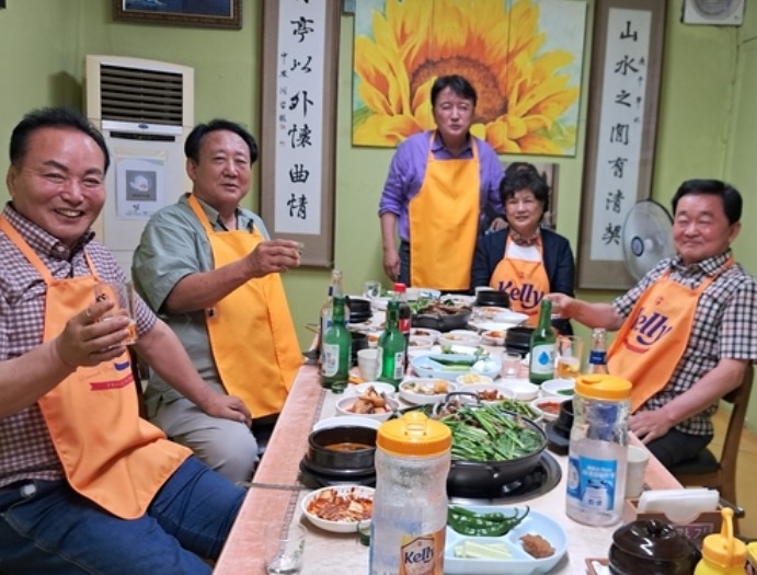 김영환 충북인어공주 토토사이트(가운데)와 김현기 청주시의회 의장(왼쪽) 등이 지난 12일 청주의 한 식당에서 저녁식사를 하며 기념사진을 찍고 있다. [연합]