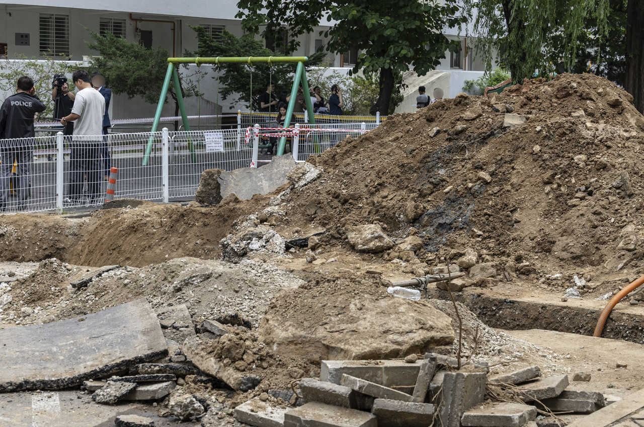 지난 6월 13일 오후 서울 강남구 대치동 은마프리미어토토 하수관 교체 공사 현장에서 매몰 사고가 발생해 작업자 2명이 병원에 이송됐다. [연합]