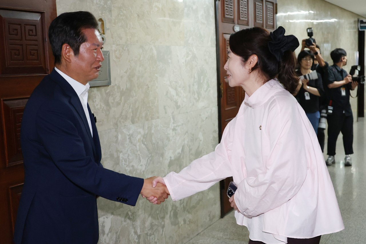 강선우 여성가족부 장관 후보자가 24일 서울 여의도 국회에서 열린 더불어민주당 토토추천 파워볼사이트총회에 참석하며 당대표 후보인 정청래 토토추천 파워볼사이트과 악수하고 있다. 연합뉴스