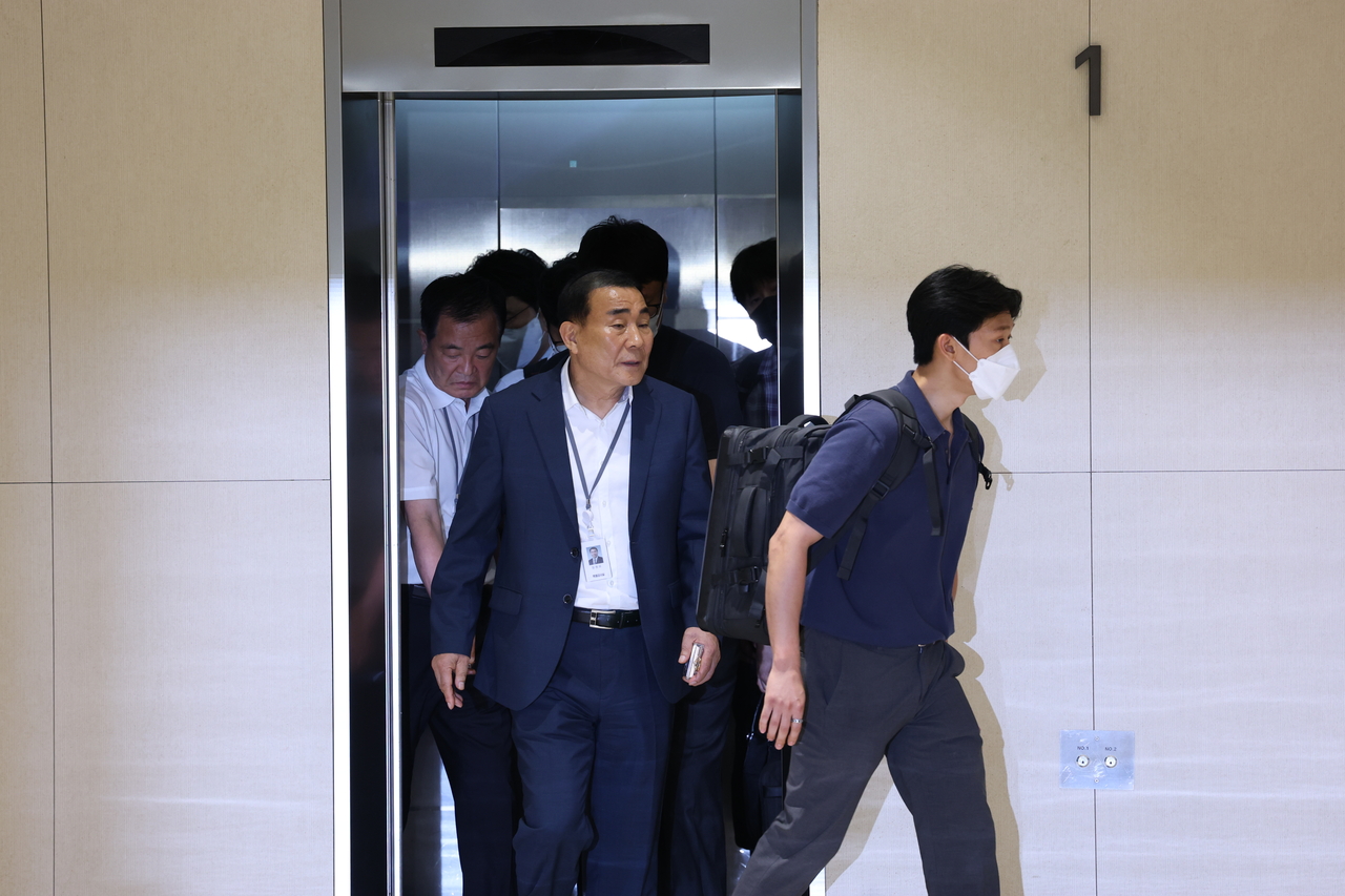 윤석열 전 대통령 배우자 김건희 여사를 둘러싼 각종 의혹을 수사하는 민중기 특별검사팀이 지난 3일 서울 종로구에 위치한 삼부토건 압수수색을 마친 후 건물을 나서고 있다. [연합]
