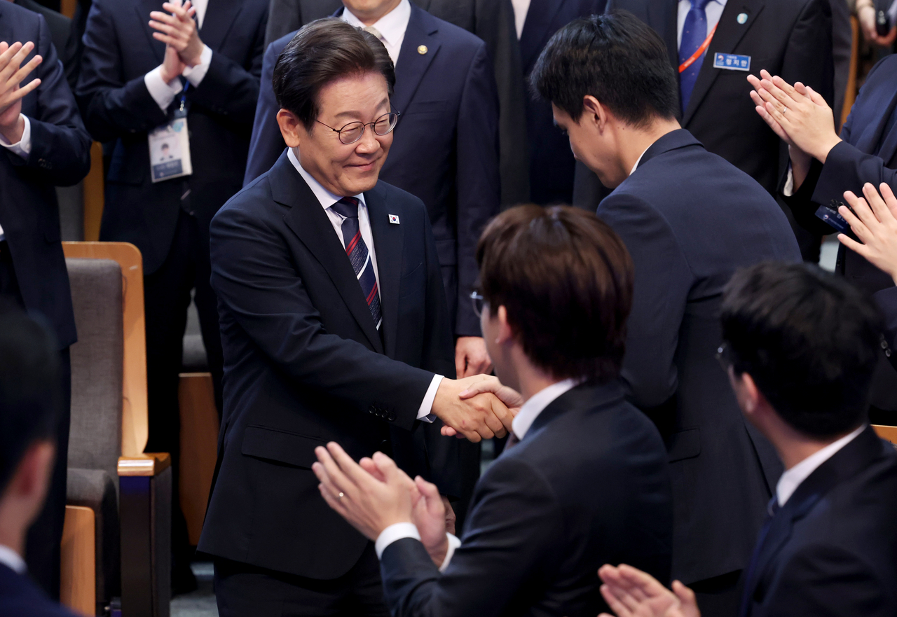 이재명 365 토토사이트이 14일 70기 5급 신임관리자과정 교육생에게 ‘국민주권시대, 공직자의 길’을 주제로 특강을 하기 위해 충북 진천 국가공무원인재개발원 강당에 입장하며 참석자와 인사하고 있다. [연합]