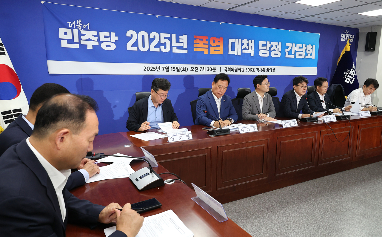 15일 서울 여의도 국회 의원회관에서 열린 ‘폭염 대책 토토사이트 토토나라 간담회’ 모습. [연합]