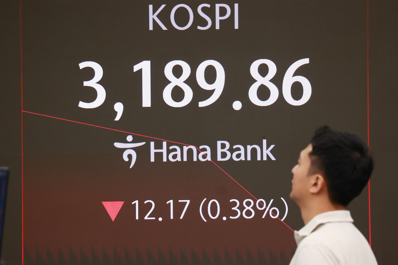 15일 오전 서울 중구 하나은행 딜링룸에서 직원들이 업무를 보고 있다.  이날 토토사이트 해외축구 중계는 전장보다 7.21포인트(0.23%) 내린 3194.82에 코스닥 지수는 0.87포인트(0.11%) 오른 800.24에 개장했다. [연합]