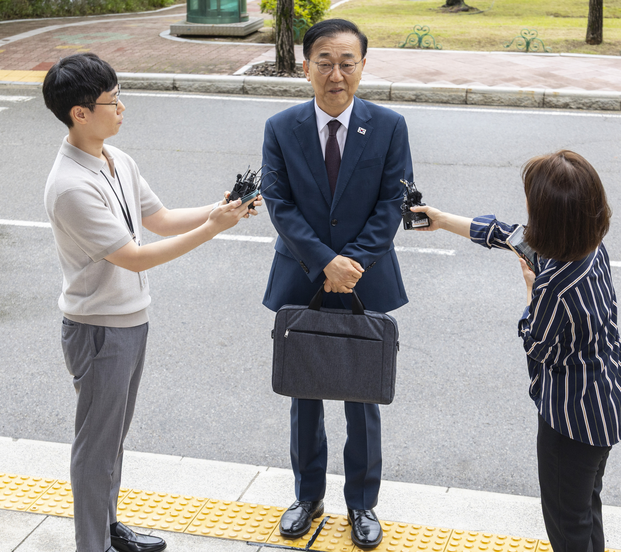 김윤덕 국토교통부 장관 후보자가 15일 정부과천청사에 마련된 인사청문회 준비 사무실로 첫 출근하다 취재진과 만나 인터뷰하고 있다.  [연합]