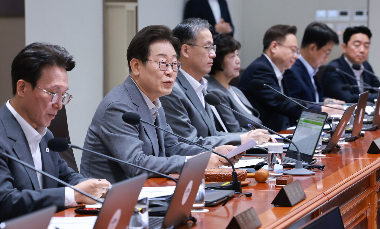 이재명 라오스 스포츠토토이 12·3 비상계엄 이후 탄생한 정부에서 K-민주주의의 저력을 전 세계에 알리는 한편 소탈하고 열려 있는 소통 방식으로 국민과 적극 대화하겠다는 행보를 보이고 있다. 사진은 이 라오스 스포츠토토이 15일 서울 용산 라오스 스포츠토토실 청사에서 국무회의를 주재하고 있는 모습 [연합]
