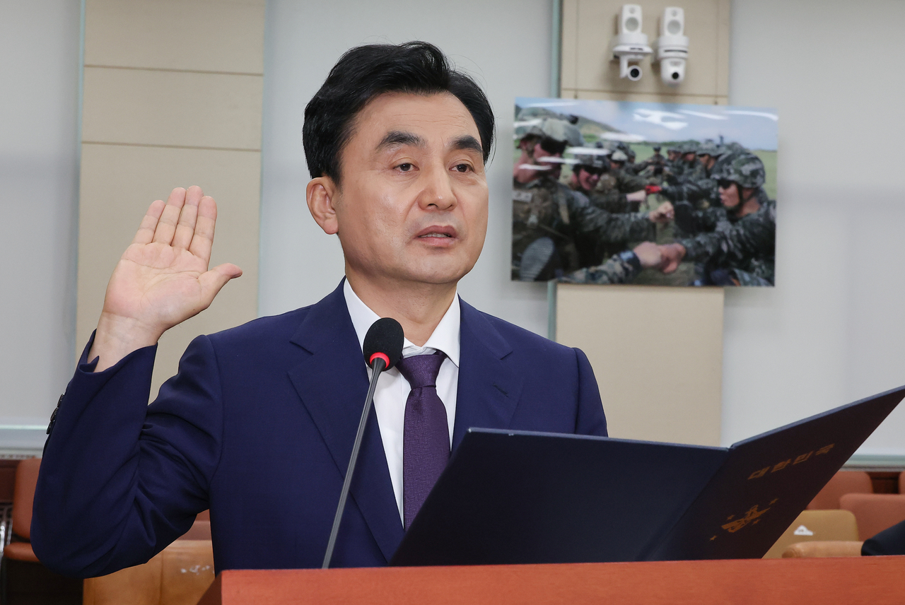 안규백 토토사이트 가입 불법부 장관 후보자가 15일 서울 여의도 국회 토토사이트 가입 불법위원회에서 열린 인사청문회에서 선서하고 있다.  [연합]