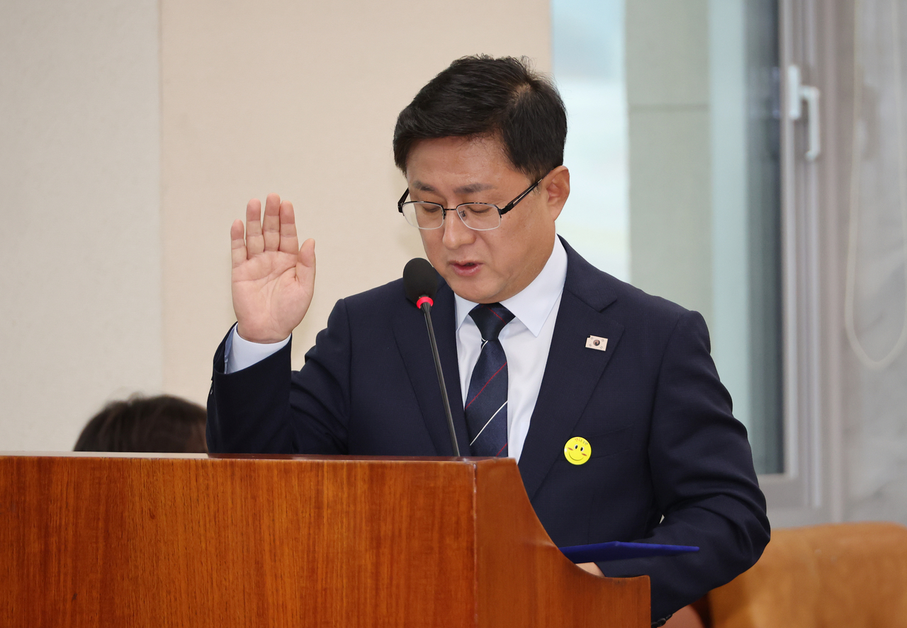 김성환 환경부 장관 토토사이트 세션자가 15일 국회 환경노동위원회에서 열린 인사청문회에서 선서하고 있다.[연합]