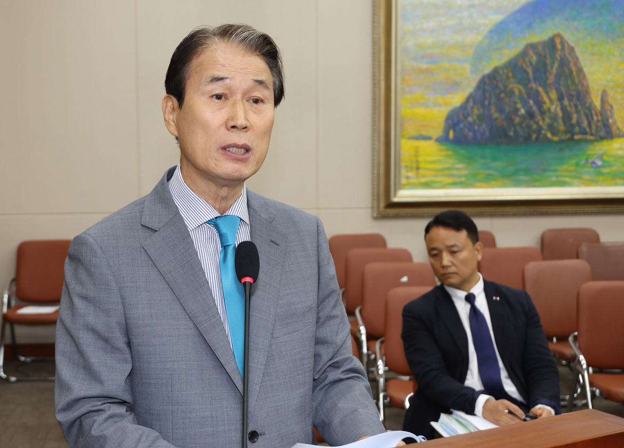 권오을 국가페스타토토부 장관 후보자가 15일 서울 여의도 국회 정무위원회에서 열린 인사청문회에서 발언하고 있다. [연합뉴스]