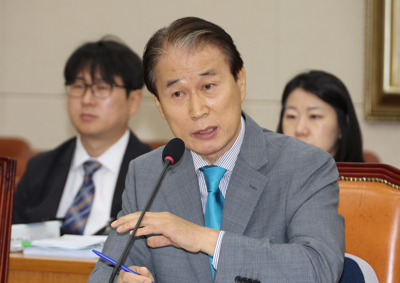 권오을 국가보훈부 장관 후보자가 15일 서울 여의도 국회 정무위원회에서 열린 토토사이트 신고보상청문회에서 위원 질의에 답하고 있다. [연합]