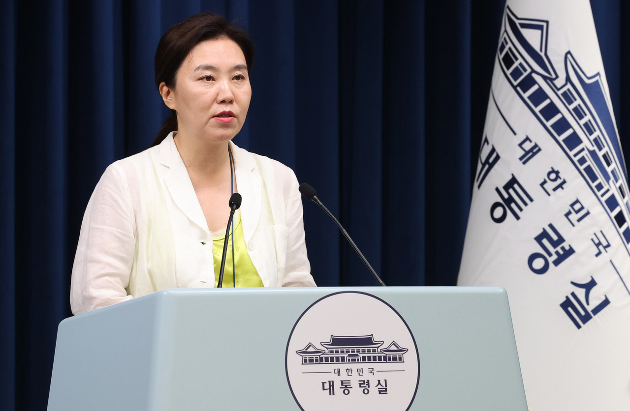 강유정 대변인이 15일 용산 실시간 해와 토토사이트 기자회견장에서 국무회의 관련 브리핑을 하고 있다. [연합]