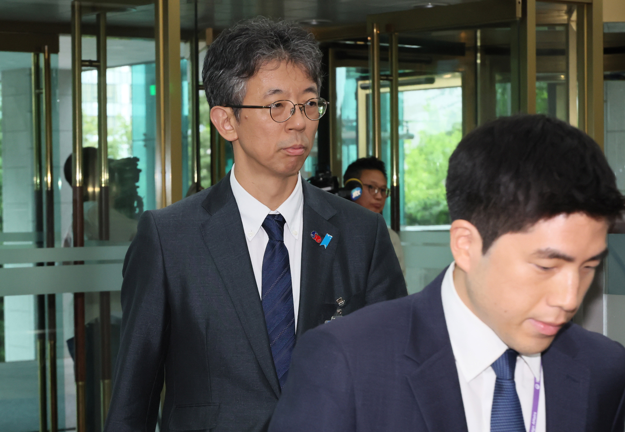 일본 정부가 수많은 스포츠토토 사이트 영유권 주장을 담은 방위백서를 채택한 15일 이세키 요시야스 주한일본대사관 총괄공사 대리가 서울 종로구 외교부 청사로 초치되고 있다. [연합]