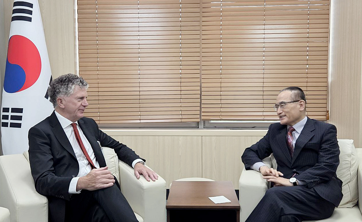 National Security Adviser Wi Sung-lac holds talks with his British counterpart, Jonathan Powell, in a meeting at the presidential office in Yongsan on Tuesday. (Yonhap)