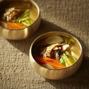 Vegetarian tteokguk (rice cake soup)