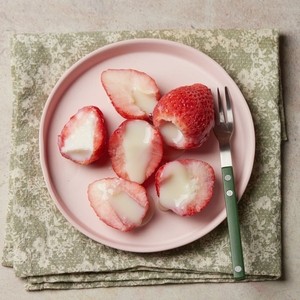 Frozen condensed milk strawberries
