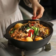 Gamjatang (Korean pork bone soup)