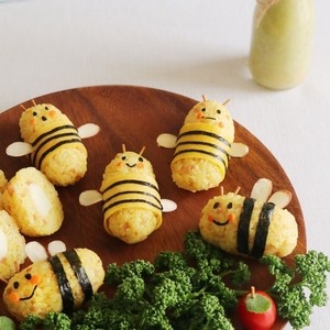 Curry bee rice balls