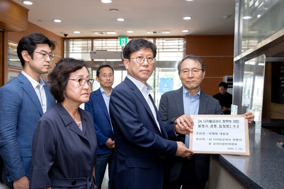 인공지능 디지털토토사이트 has jinju(AIDT) 발행사 업체 대표들이 14일 용산 대통령실을 방문해 민원을 넣고 있다. 가운데는 이욱상 동아출판 대표.[천재토토사이트 has jinju 제공]