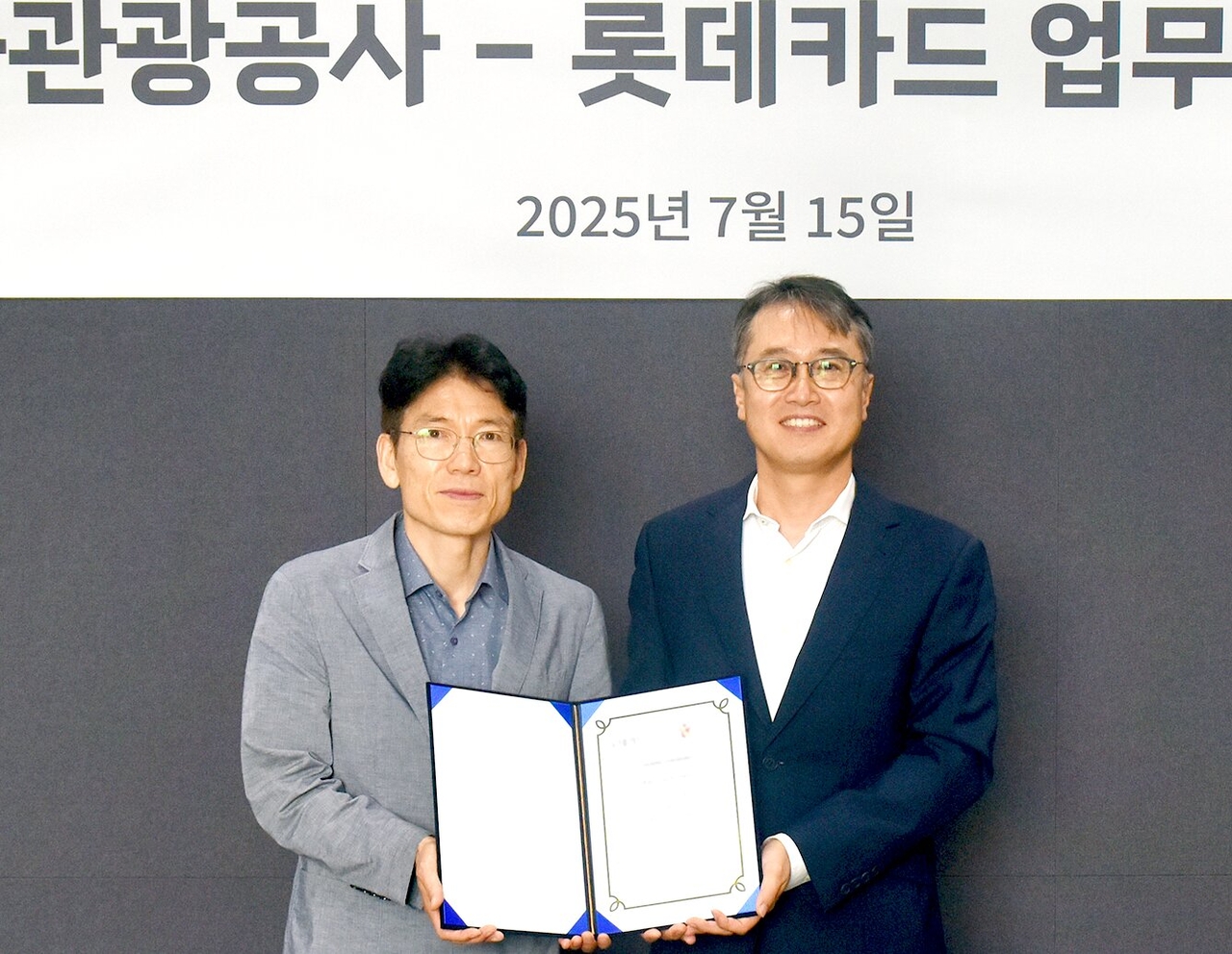 한국관광공사 이상민(왼쪽) 국민관광본부장 직무대리가 토토사이트 구 레드 한정욱 Digi-LOCA 본부장과 업무협약을 체결한뒤 기념촬영에 임하고 있다.
