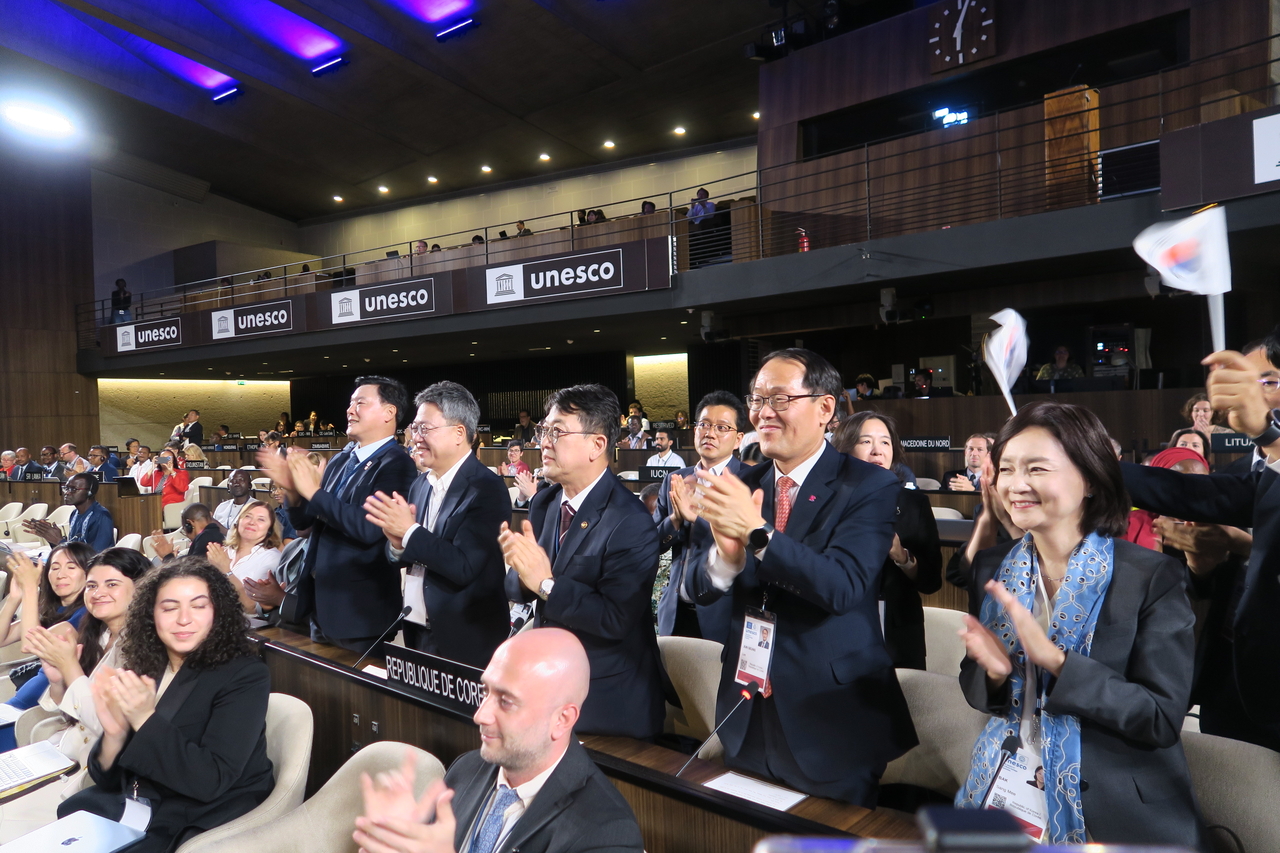 2026년 제48차 파주 토토사이트원회 개최국으로 한국이 선정되자 정부 대표단이 박수를 치며 기뻐하고 있다.  [국가유산청 제공]