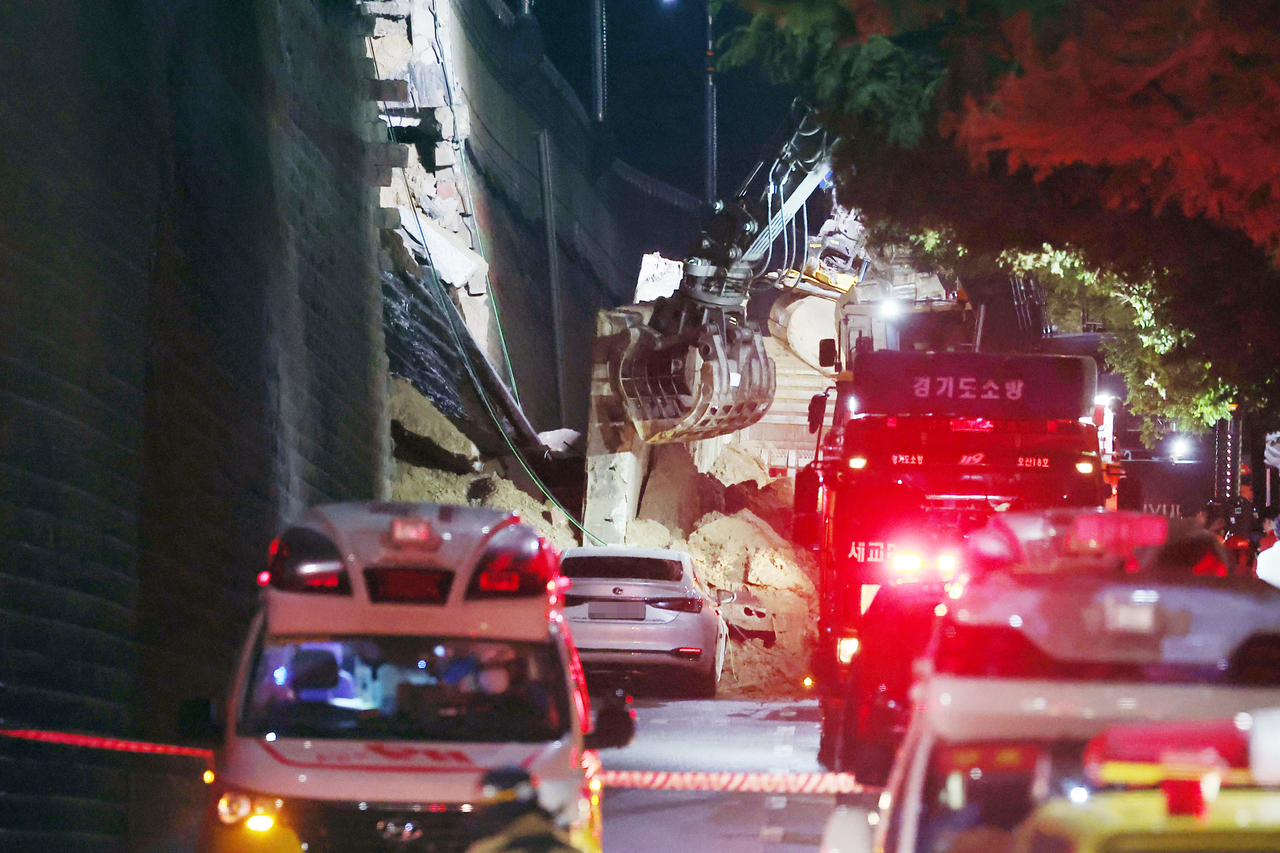 An excavator works to clear debris following the collapse of a retaining wall in Osan, Gyeonggi Province, on Wednesday. (Yonhap)