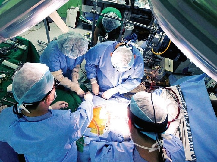 안동병원 토토 사이트 바카라에서 중증 외상환자를 수술하고 있다[안동병원 제공]
