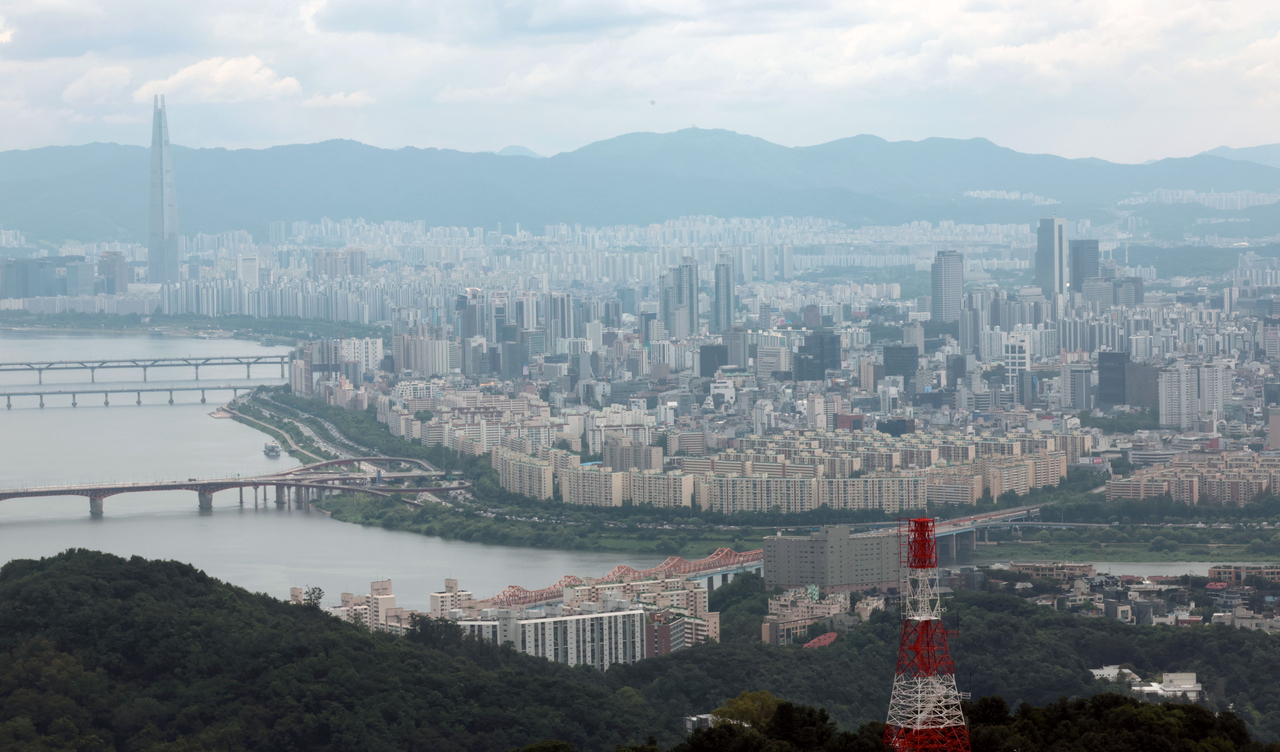 A view of apartment complexes in Seoul from N Seoul Tower in Namsan, taken on Monday. (Yonhap)
