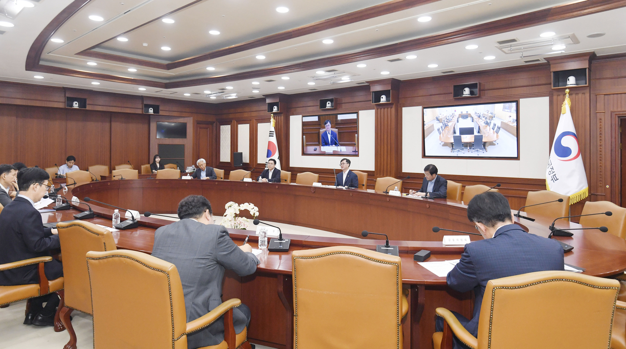 임기근 기획재정부 알파벳 토토이 16일 오전 서울 종로구 정부서울청사에서 열린 ‘지출 구조조정 관련 관계부처 회의’를 주재, 모두발언을 하고 있다 [기획재정부 제공]