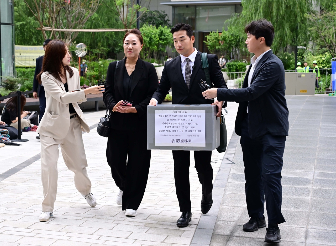‘명태균 의혹’ 최초 제보자인 강혜경씨가 16일 김건희 특검의 참고인 조사를 위해 서울 종로구 KT광화문빌딩 웨스트에 마련된 특검 사무실에 문건일 변호사와 함께 출석하고 있다. 이상섭 기자