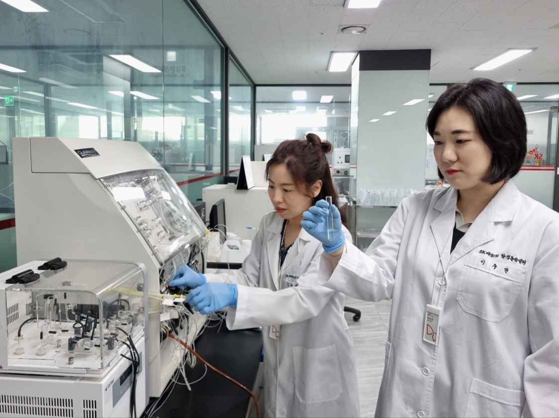 SK매직 화성캠퍼스 내 환경toto korea 토토사이트센터에서 연구원들이 실험하고 있다.[SK매직 제공]