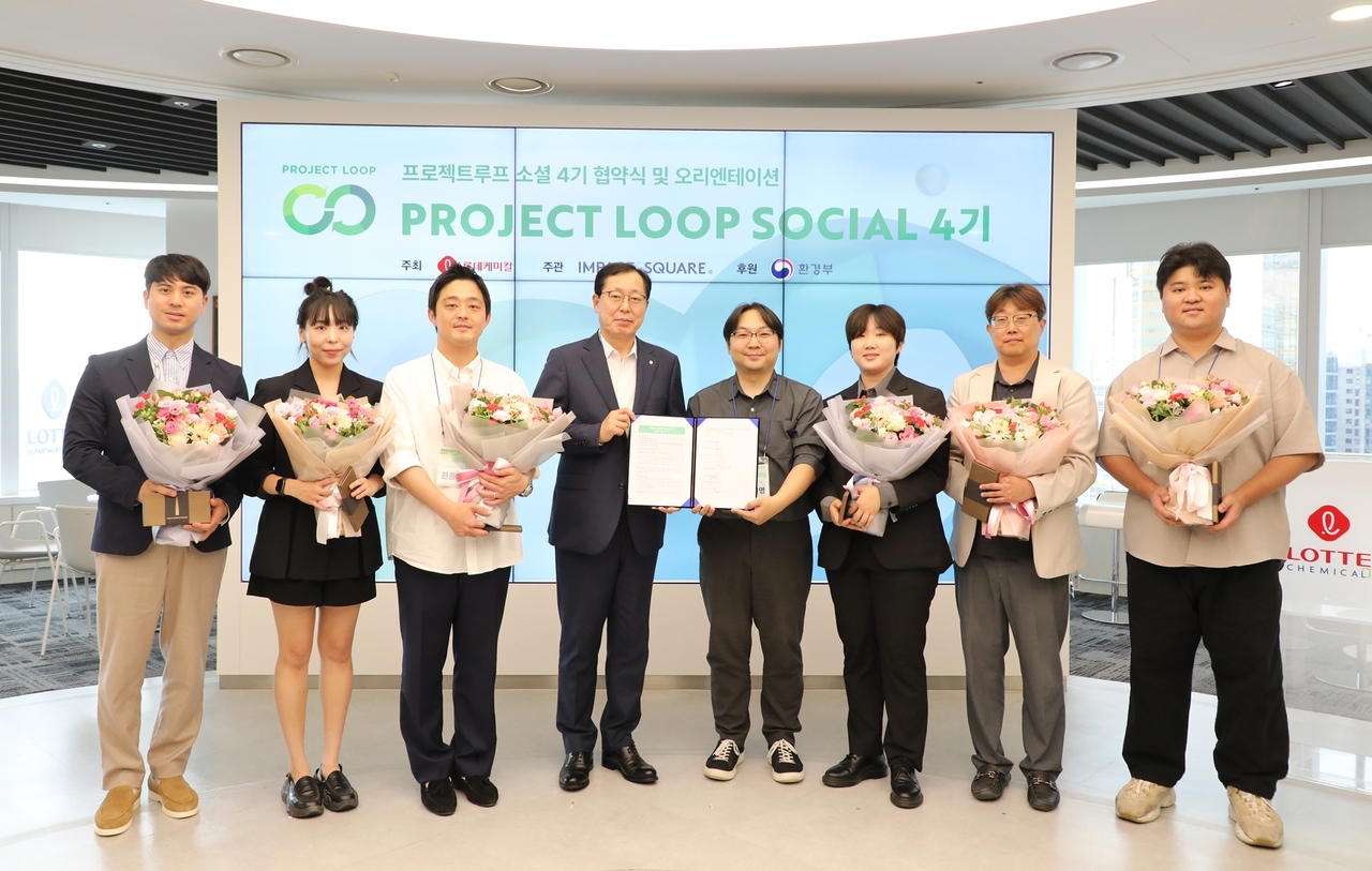 ‘Project LOOP Social(프로젝트 루프 소셜)’ 4기 협약식에 참여한 이영준 hulk 토토사이트 총괄대표(왼쪽 네번째)와 새롭게 선정된 6개 스타트업 대표가 기념촬영을 하고 있다.[hulk 토토사이트 제공]