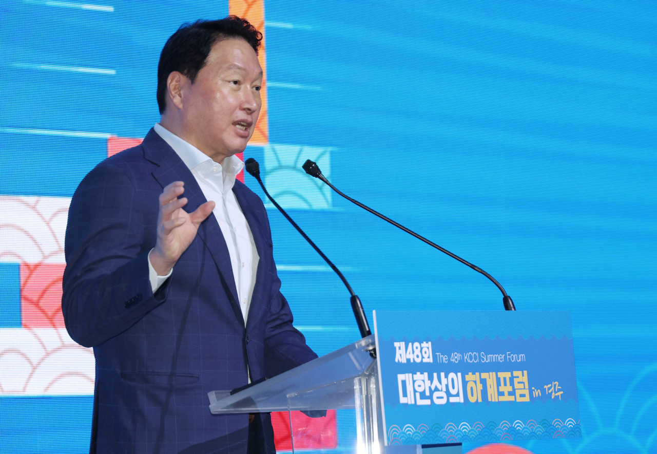 최태원 대한상공회의소 회장이 16일 경북 경주 라한셀렉트 호텔에서 개최된 ‘제 48회 토토사이트 토실장 하계포럼’에서 개회사를 하고 있다. [토토사이트 토실장 제공]