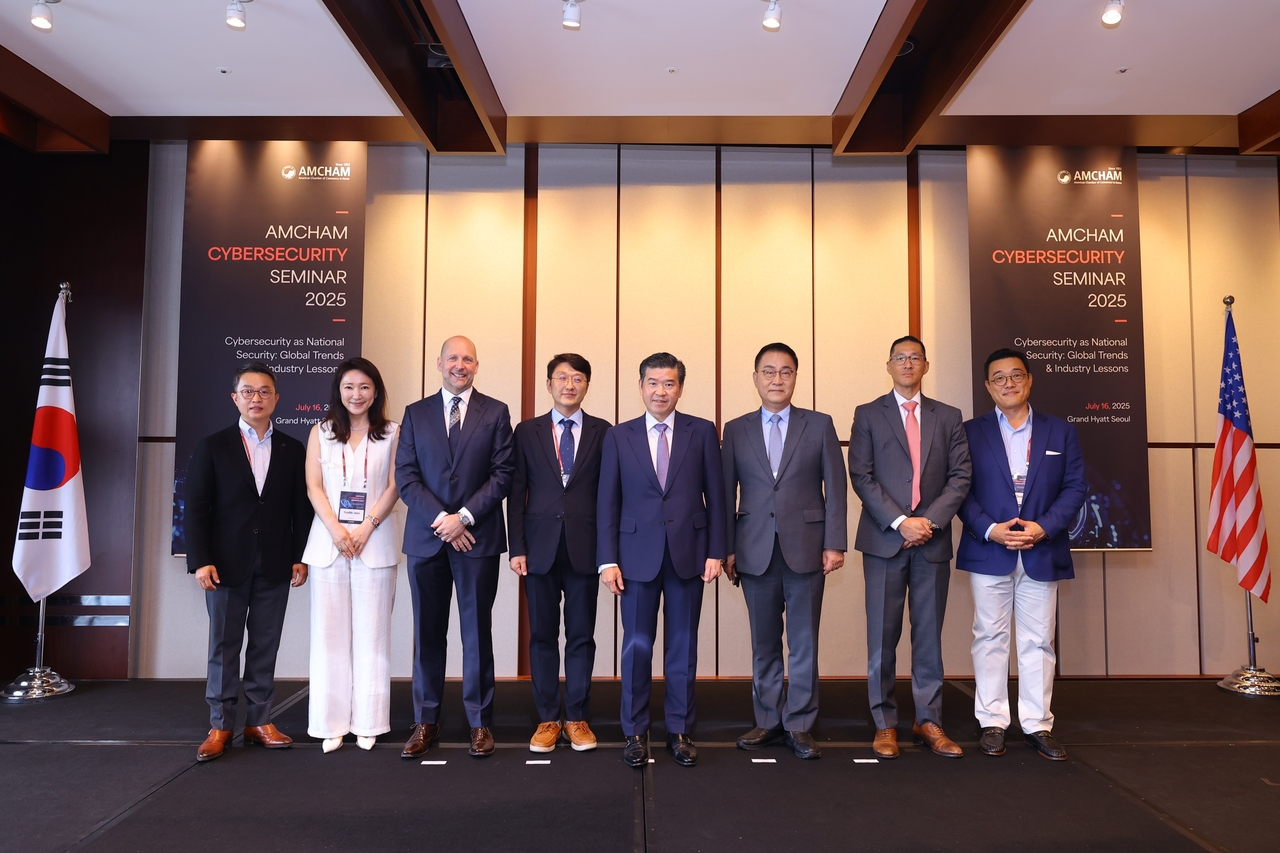 James Kim (fifth from left), chairman and CEO of AmCham and key speakers pose for a photo during the Cybersecuerity Seminar in Seoul on Wednesday. (AmCham)
