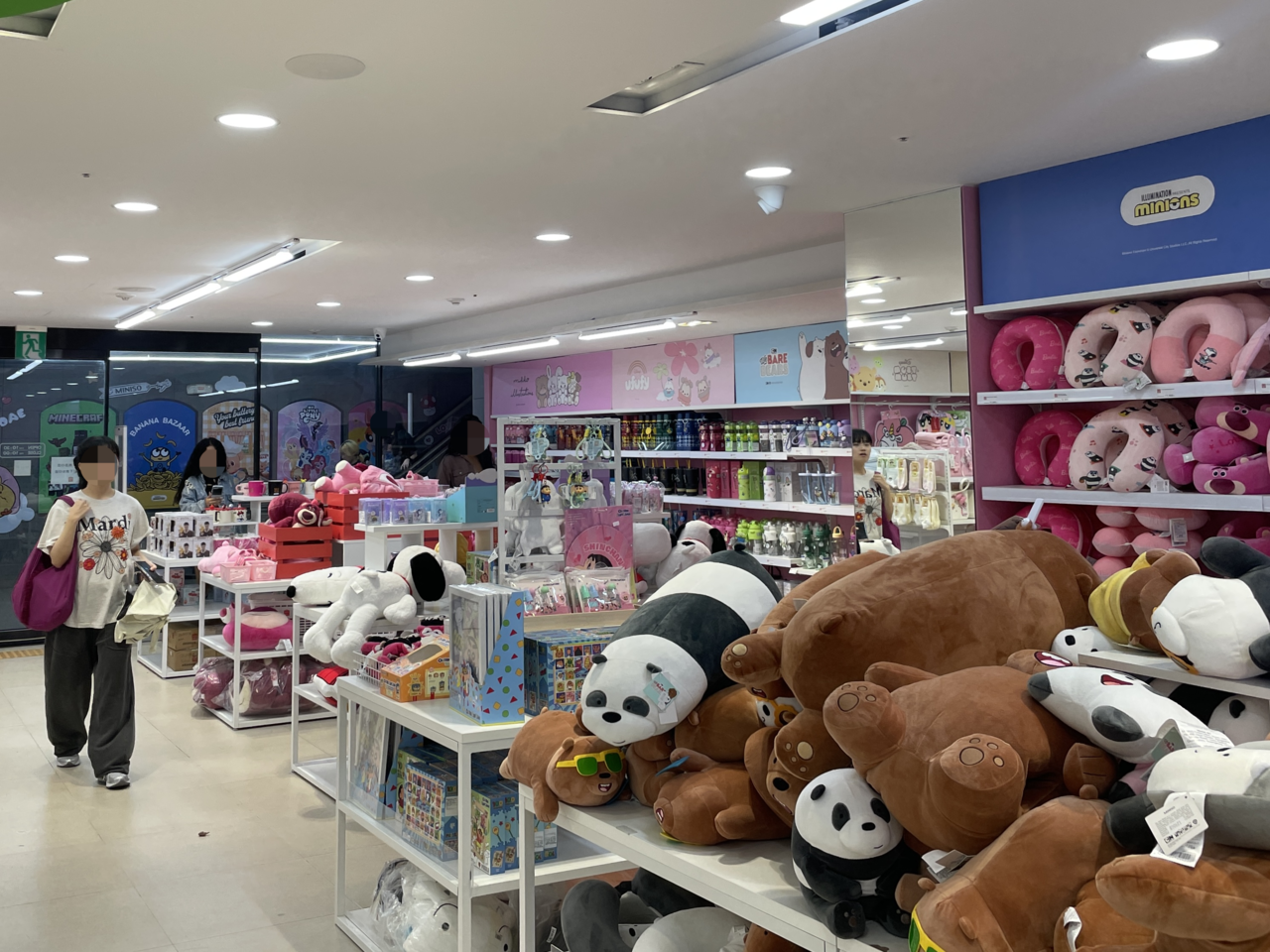 더블유 토토 홍대점 매장을 찾은 고객들. 전새날 기자