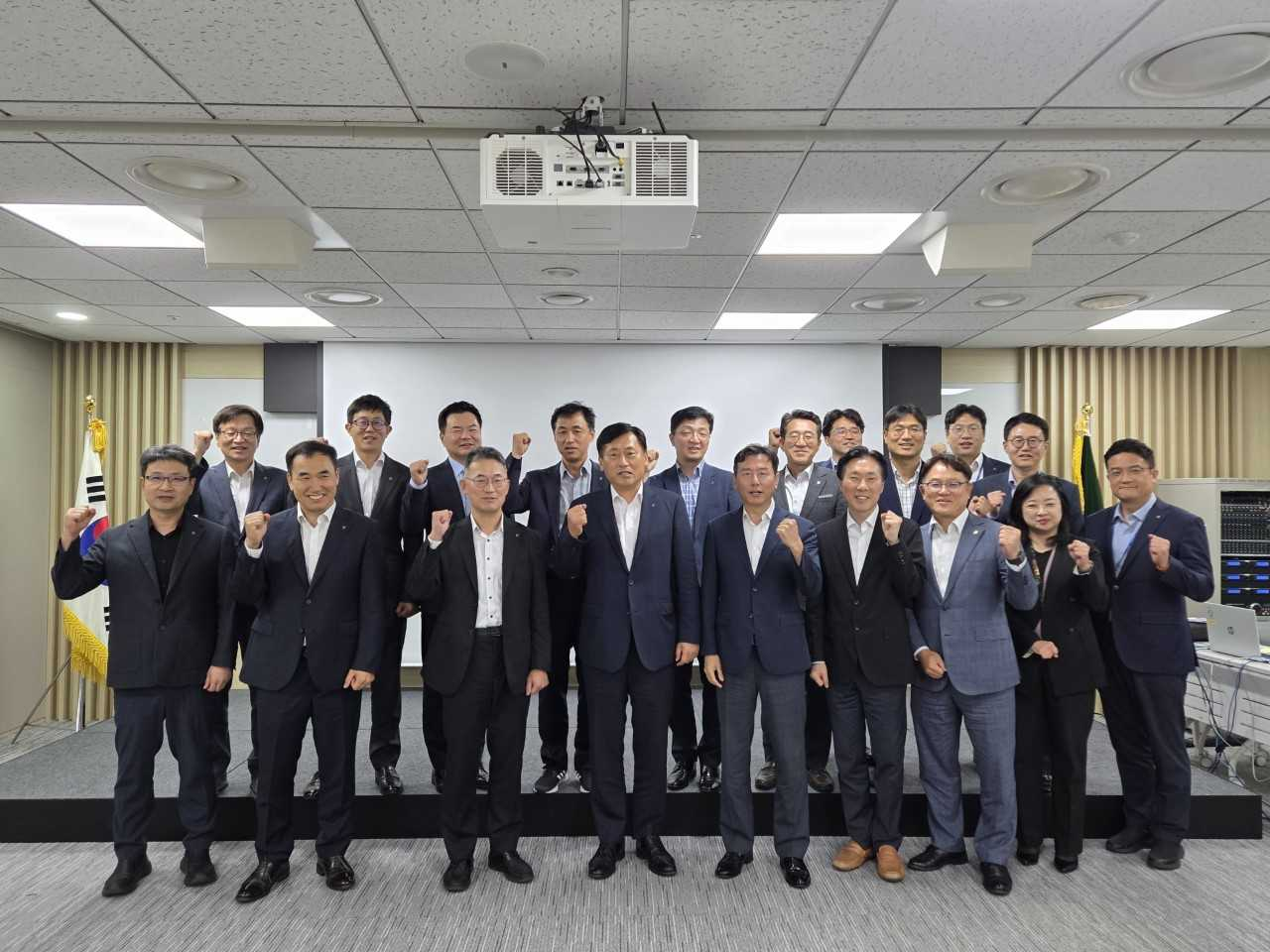 NH농협토토 카지노은 15일 농협손해보험 본사에서 ‘2025년 제3차 자산운용전략회의’를 개최했다. 황종연(앞줄 왼쪽에서 네 번째) 부사장과 임직원들이 자산운용 사업목표 달성을 다짐하는 모습. [NH농협토토 카지노]